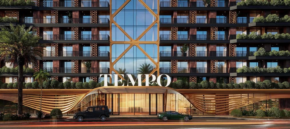 3D-визуализация фасада современного жилого комплекса TEMPO с панорамным остеклением, декоративными элементами и автомобилями у входа.